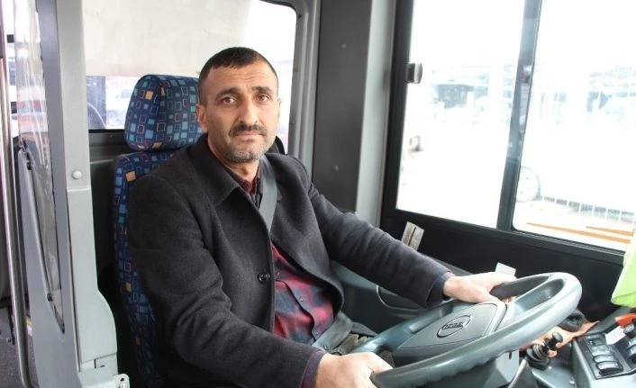 Engelliyi kucağında taşıyan şoför, kanseri yenmiş