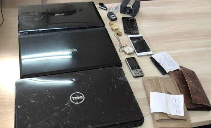 Enkaz altından çıkartılan eşyalar depremzedelere teslim ediliyor