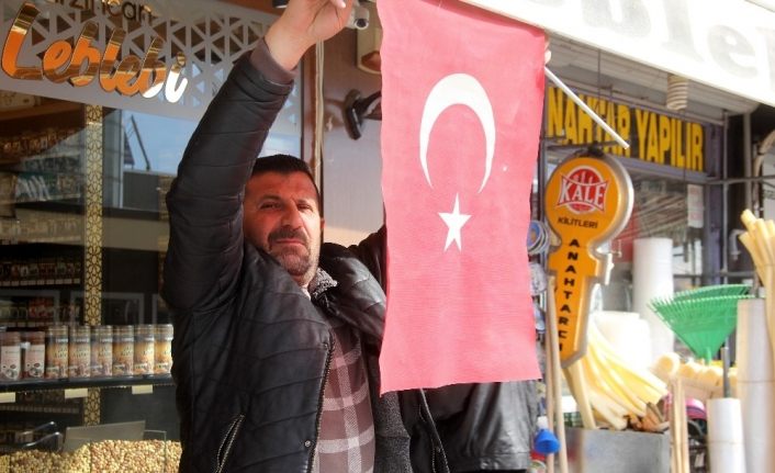 Erzincan’da iş yeri, ev ve araçlara Türk bayrakları asıldı