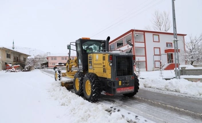 Erzincan’da kar ve tipiden kapanan yollar açılıyor