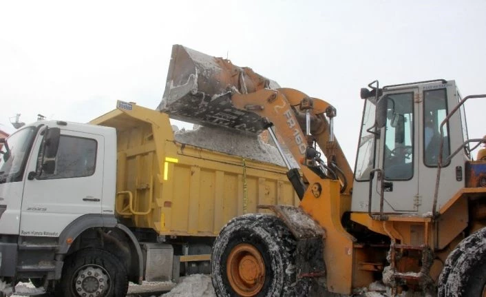 Erzincan’da kar yığınları kamyonlarla şehir dışına taşınıyor