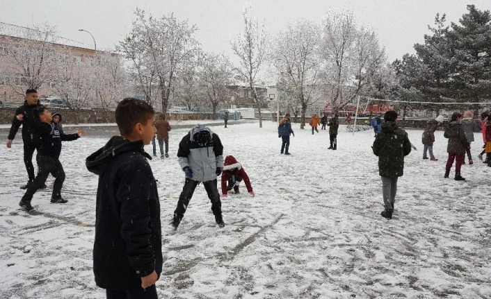 Erzincan’da lapa lapa kar yağışı