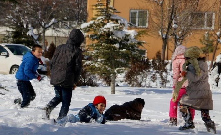 Erzincan’da okullar tatil oldu, çocuklar karın keyfini çıkardı
