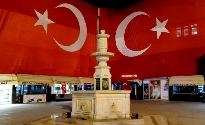 Erzincan’da şehitler için dev Türk bayrağı asıldı