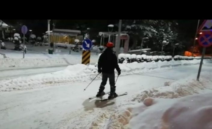 Erzincanlı gençler sokakları kayak pistine çevirdi