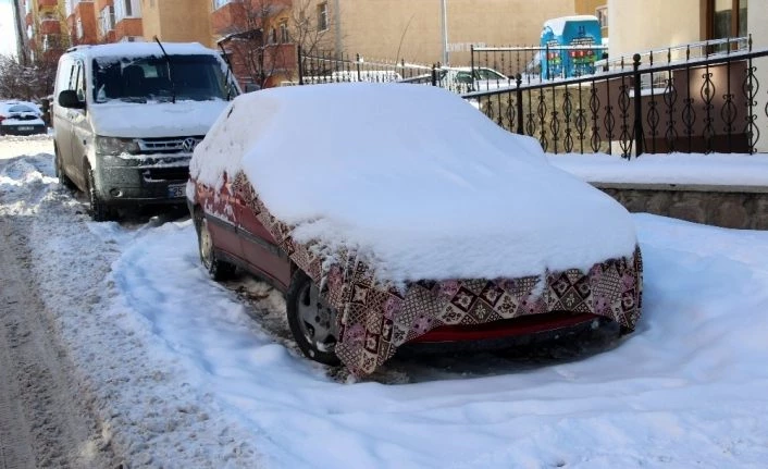 Erzurum buz tuttu, araçların yakıt depoları dondu