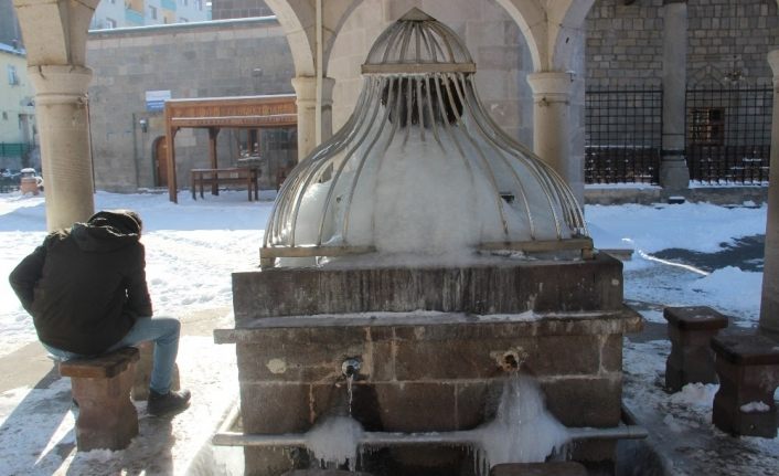 Erzurum’da buz tutan şadırvanlar adeta şelaleye döndü