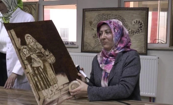 Ev hanımları ahşap yakma sanatı ile aile bütçelerine katkı sağlıyorlar