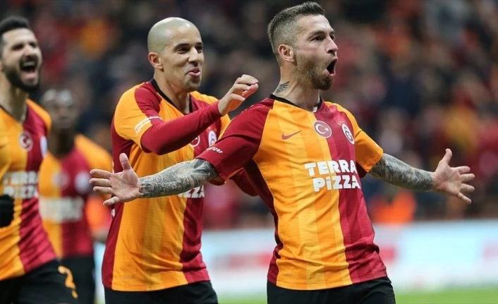 Galatasaray ikinci yarıda farkı kapatıp şampiyonluk yarışına ortak oldu