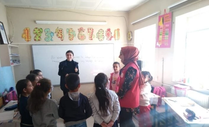 Gönüllü eğitim timi iş başında