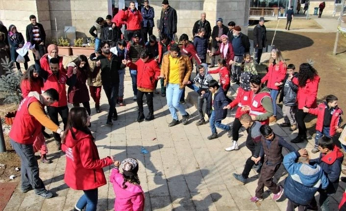 Gönüllüler, çocukların depremin etkisinden kurtulmasına aracılık ediyor