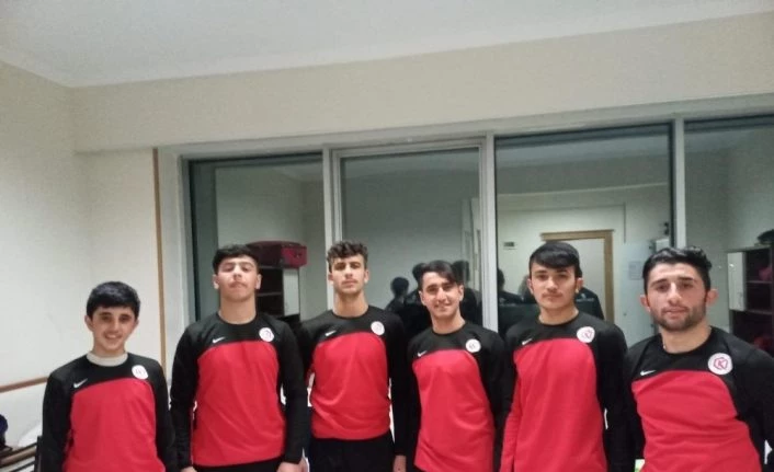 Güreşçi muhtardan sporculara eşofman takımı