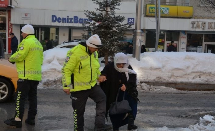 Hakkari polisinden örnek davranış