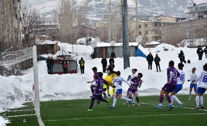 Hakkarigücü Spor, Karadeniz Ereğli Belediye Spor’u 3-0 yendi