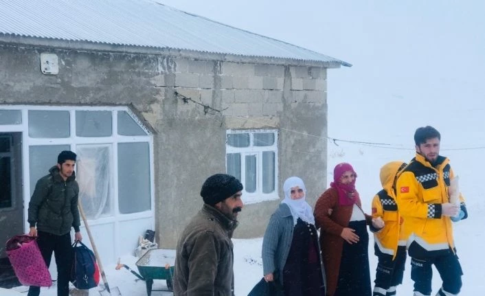Hamile kadına ulaşmak için savurma ile yol açtılar