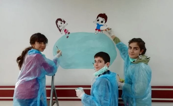 Hastane duvarlarını matematiksel objelerle renklendirdiler