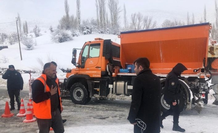 Hizan’da karla mücadele çalışmaları aralıksız sürüyor
