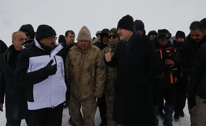 İçişleri Bakanı Soylu Bahçesaray’da yaşanan çığ alanında incelemelerde bulundu