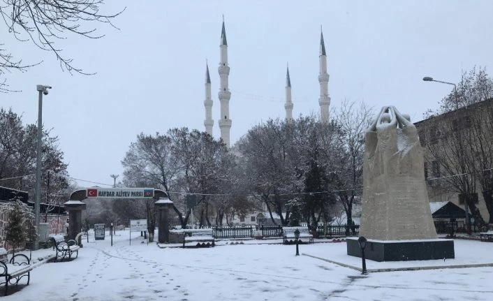 Iğdır’da yoğun kar yağışı, birçok köy yolu kapandı