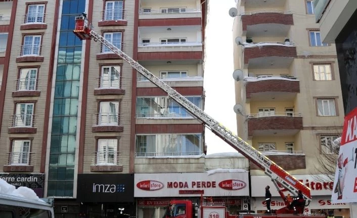 Van Büyükşehir Belediyesi İtfaiye ekibinden ‘buz’ mesaisi