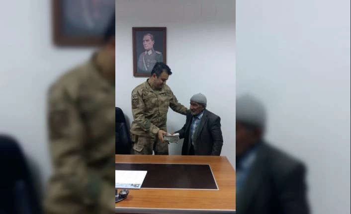 Jandarma yaşlı adamın çalınan parasını kendisine teslim etti
