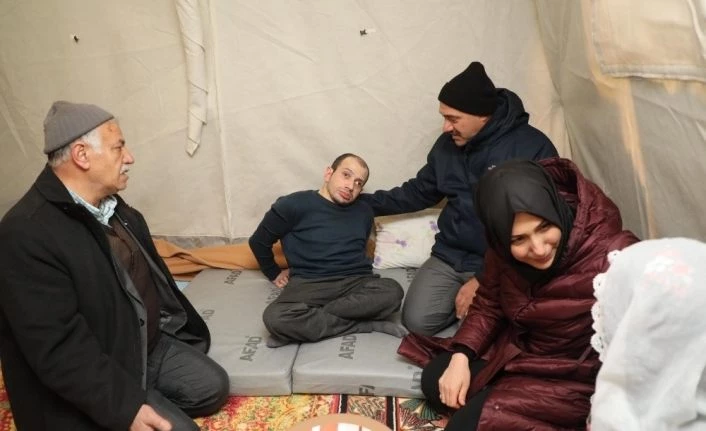 Kaldırım çifti, çadırda kalan depremzedeleri ziyaret etti