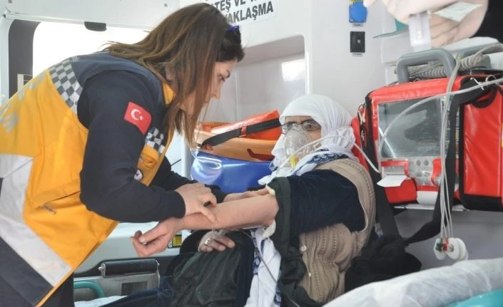 Kaldırımda yürüyen kadının başına kar kütlesi düştü