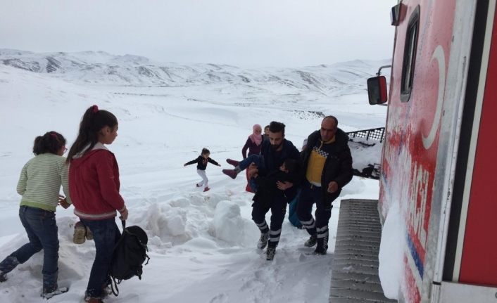 Kar nedeniyle yolu kapanan köyde mahsur kalan hasta çocuk kurtarıldı