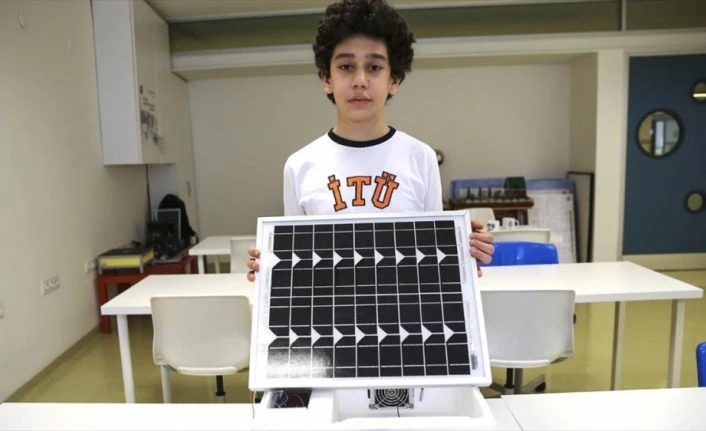 Kardeşinin ilaçları bozulmasın diye güneş enerjisiyle çalışan seyyar buzdolabı yaptı