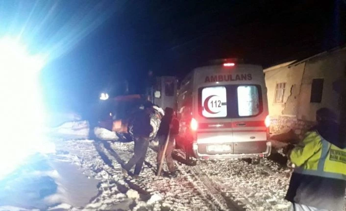 Karla mücadele ekiplerinin kurtardığı kadın ikiz doğurdu