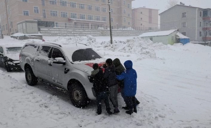 Karlıova’da yoğun kar yağışı, ekipler seferber oldu