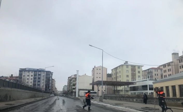 Kars Belediyesi caddelerin karını temizliyor