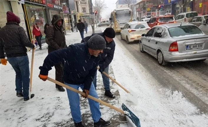 Kars Belediyesi kaldırım ve caddelerin karını temizliyor