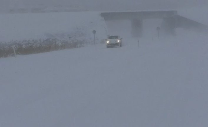 Kars’ta ulaşıma kar engeli