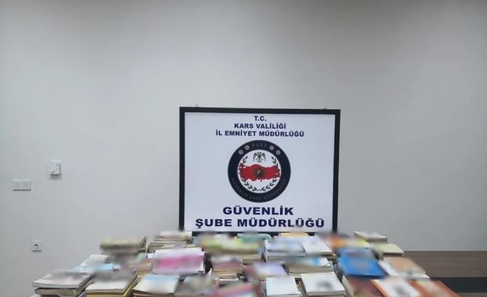 Kars’ta yüzlerce bandrolsüz kitap yakalandı