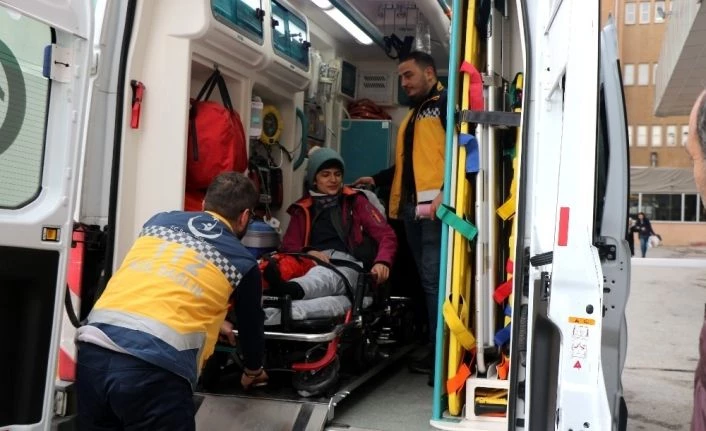 Kayak yaparken çarpışan 2 kayakçı yaralandı