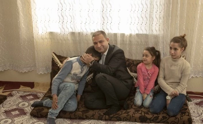 İpekyolu Belediye Başkan Vekili Aslan, küçük dengbej Kava’ya misafir oldu
