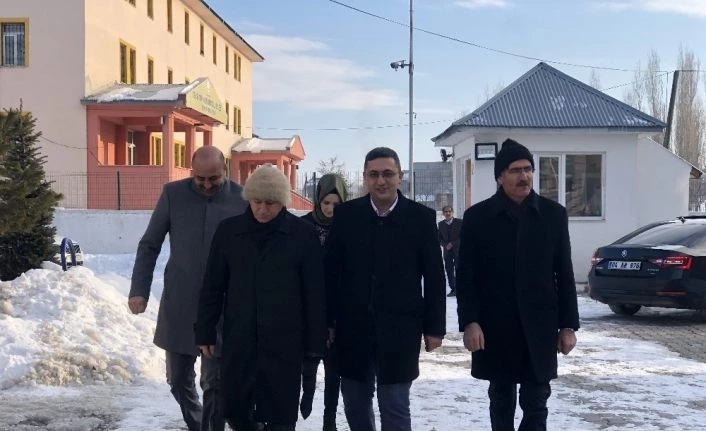 Kaymakam Ersöz, bakım evlerindeki çocukları ziyaret etti