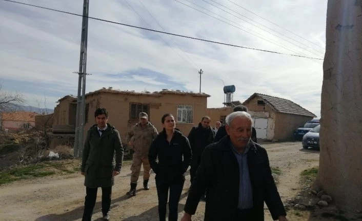 Kaymakam Sinem Büyüknalçacı depremzedeleri ziyaret etti