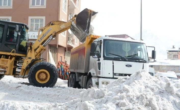 Kent merkezindeki tonlarca kar kent dışına çıkartıldı
