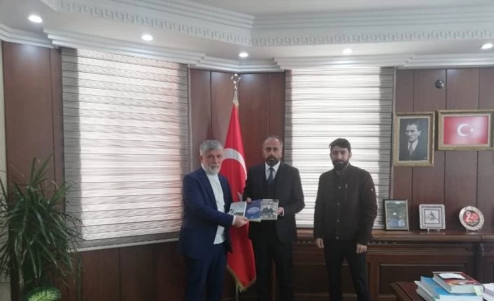 Koçlar ve Obuz, yazdıkları kitapları Rektör Şevli’ye takdim etti