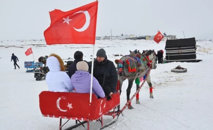 Köylü gençler misafirlere Eskimo usulü balık tutturuyor