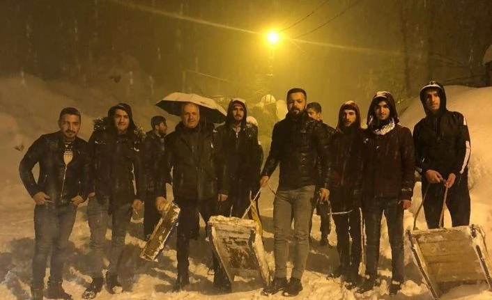 Mahalle yolunu piste çeviren gençlerden kızak keyfi
