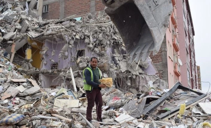 Malatya’da kepçe operatörün Kur’an-ı Kerim hassasiyeti