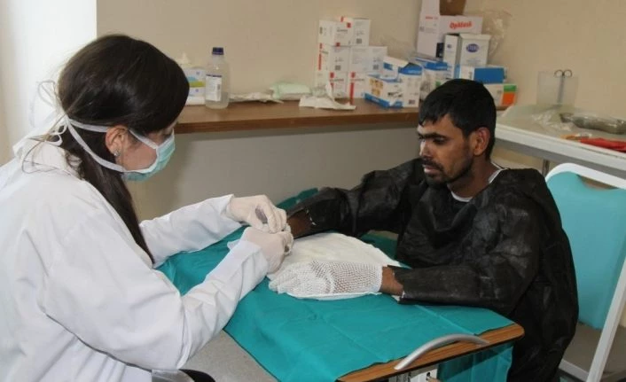 Mehmetçik Van'da sınır bölgesinde donma tehlikesi geçiren göçmenleri kurtardı