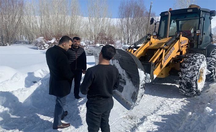 Muradiye’de hamile kadın zorluklarla hastaneye kaldırıldı