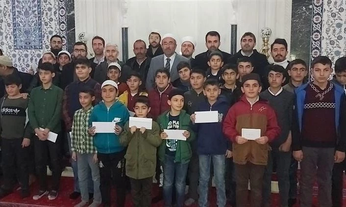 Öğrenciler tatillerini camide değerlendirdi
