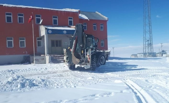 Van Özalp'te okul bahçeleri kardan temizlendi