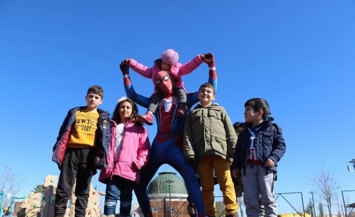 Örümcek Adam depremzede çocukları eğlendirdi