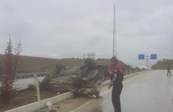 Otomobil ters döndü, sürücü yara almadan kurtuldu